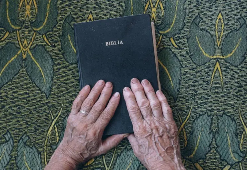 Ilustración conceptual de un algoritmo de inteligencia artificial analizando los textos de la Biblia para identificar patrones lingüísticos y debatir su autoría.