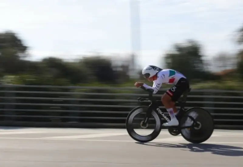 El ciclista mexicano Isaac del Toro durante la primera etapa contrarreloj de la Tirreno-Adriático 2026, donde consiguió un lugar en el top 10.