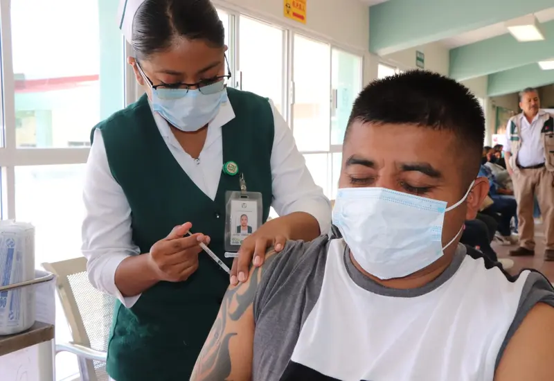 Una enfermera del IMSS Oaxaca aplica la vacuna triple viral (SRP) a un menor durante la jornada intensiva de vacunación contra el sarampión.