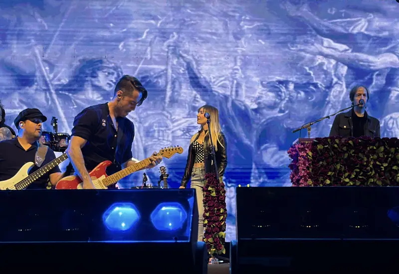 El cantante José Madero se presenta en el escenario durante el concierto final de su gira Sarajevo, celebrado en la ciudad de Oaxaca.