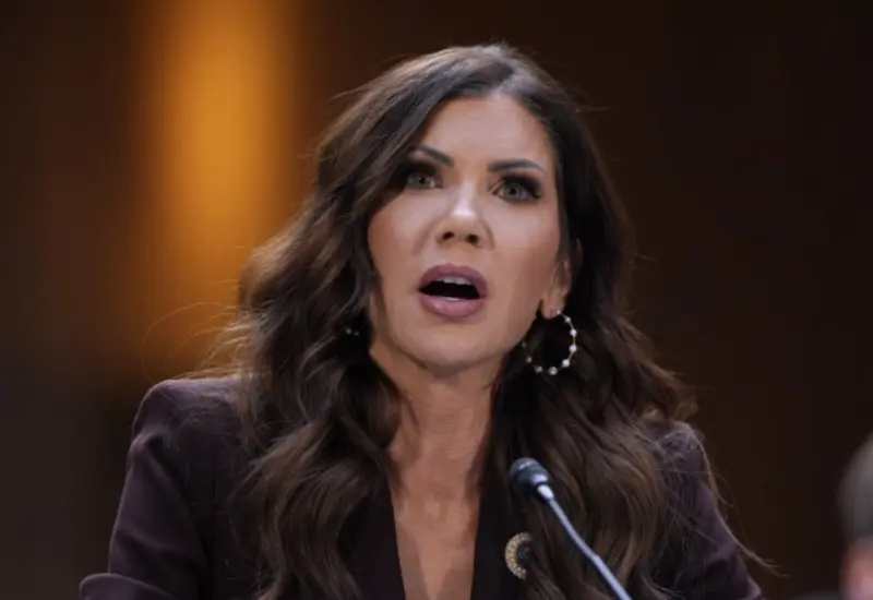 Kristi Noem, quien deja la Secretaría de Seguridad Nacional de Estados Unidos, posa en una fotografía oficial como la nueva enviada especial para el Escudo de las Américas.