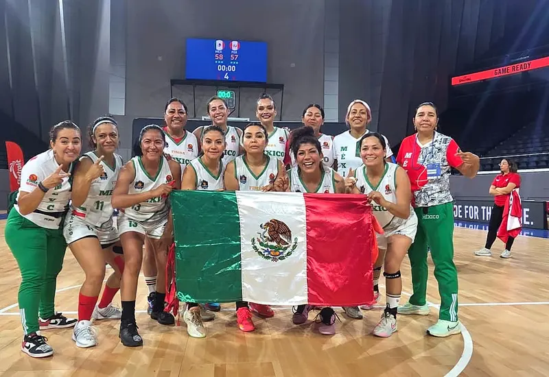 El equipo Maravillas de Oaxaca, originario de México, celebra con gran alegría su coronación como campeonas panamericanas del torneo.