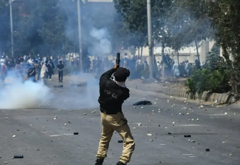 Una multitud de manifestantes irrumpe violentamente en el consulado estadounidense en Pakistán, un suceso que dejó diez personas muertas.