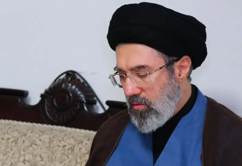 Retrato de Mojtaba Jamenei, quien fue elegido como el nuevo líder supremo de Irán, sucediendo a su padre en el cargo.