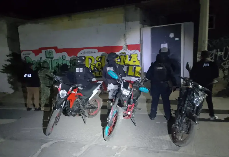 Tres motocicletas robadas son exhibidas después de ser aseguradas por las autoridades durante un cateo en la localidad de Alemán, San Andrés Zautla.