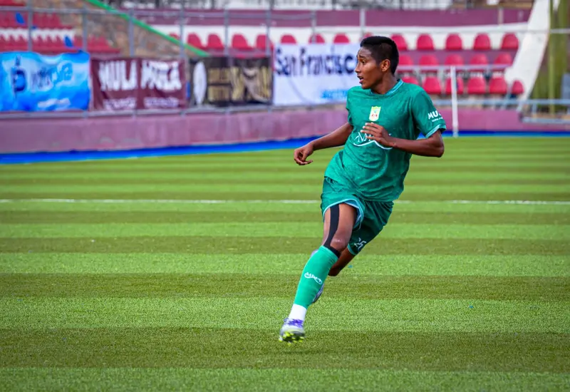 El joven futbolista Omar de la Cruz, quien se integra a las fuerzas básicas del Club de Fútbol Pachuca para su desarrollo profesional.