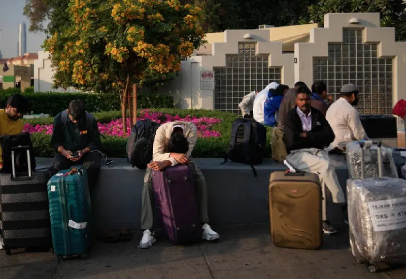 Un grupo de ciudadanos mexicanos reciben apoyo consular como parte del operativo de rescate realizado por el gobierno de México en Medio Oriente.