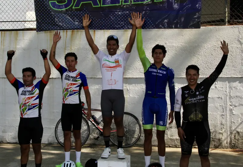 El podio de la categoría élite con el ganador Óscar Abraham Ramírez en el primer lugar, celebrando su triunfo en la competencia.