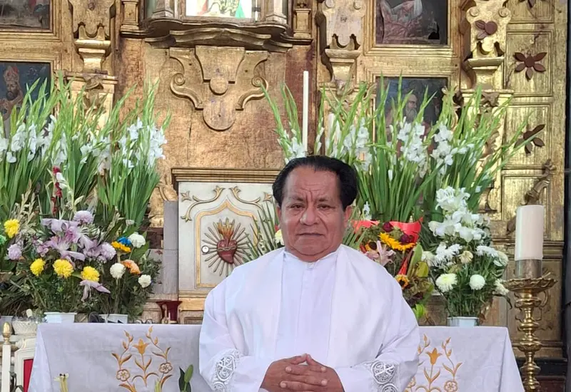 El Padre Facundo en un retrato que refleja su fe vivida en cercanía y servicio, buscando que los fieles amen la Eucaristía.