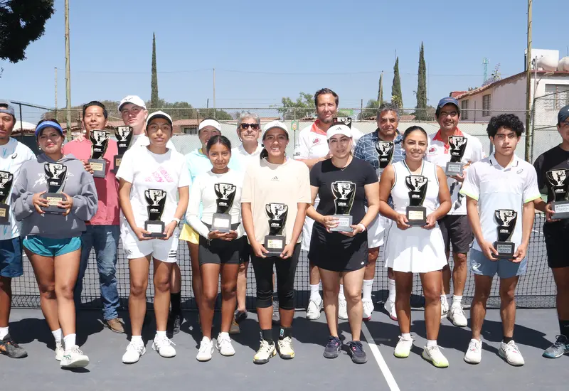 Grupo de campeones y finalistas de las diferentes categorías del Torneo de Afiliación de tenis posando juntos durante la ceremonia de premiación.