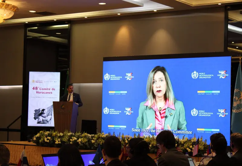 Participantes de 27 naciones reunidos durante el 48º Comité de Huracanes, discutiendo el uso de inteligencia artificial en la defensa climática.