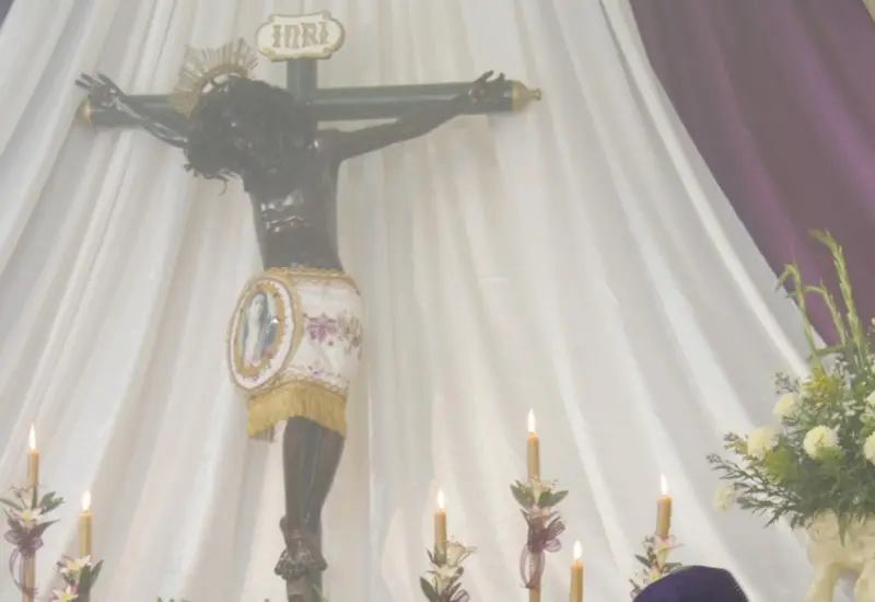 Fieles católicos participan en el ritual ancestral del lavatorio de pies para honrar la imagen del Cristo Negro de Chicuindi en la comunidad.
