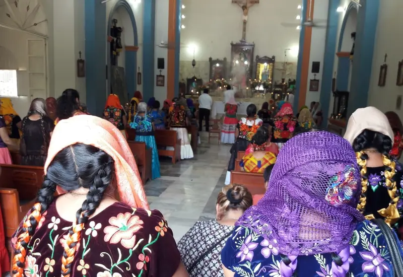 El tradicional ritual del Miserere se celebra con música sacra, incienso y devoción durante las serenatas de Cuaresma en Tehuantepec.