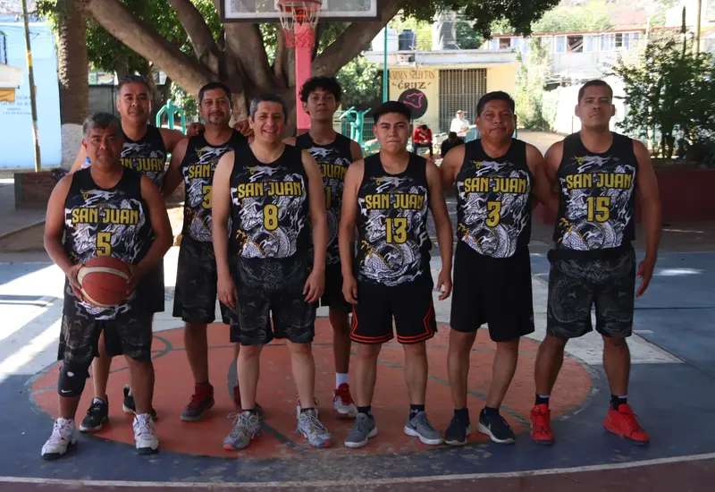 El equipo de básquetbol San Juan en plena acción durante el partido donde obtuvieron un valioso e importante triunfo.
