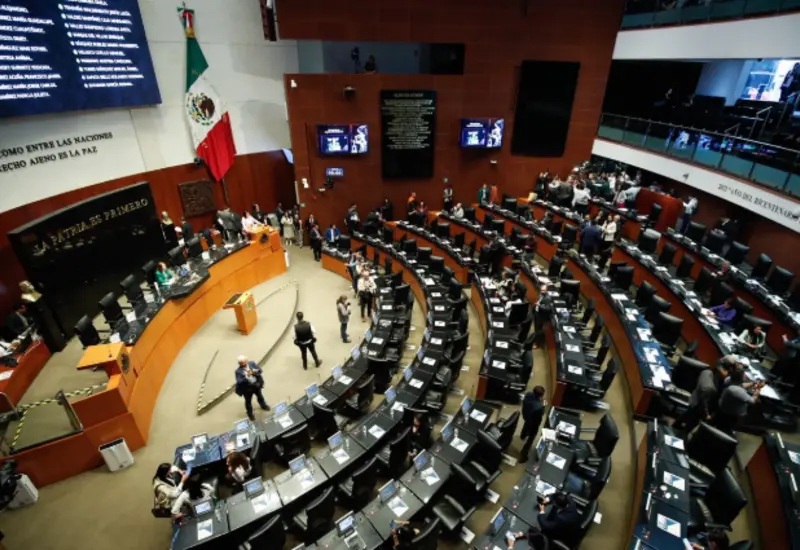 Comisiones del Senado de la República discutiendo el dictamen de la reforma que busca frenar las jubilaciones de élite en el país.