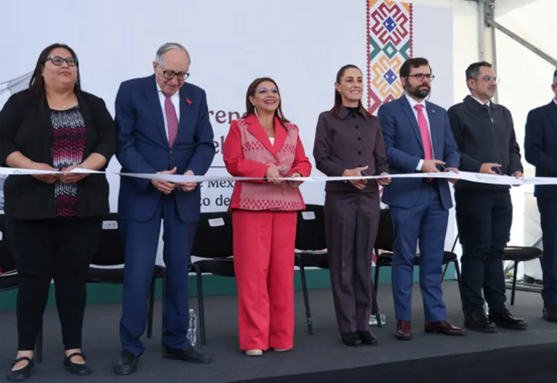 Claudia Sheinbaum durante la inauguración del nuevo Hospital Oncológico para la Mujer en la CDMX, que implementará un modelo de atención integral contra el cáncer de mama.