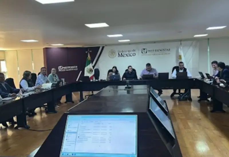 Trabajadores del sector salud, parte de los más de 100 mil afectados por presuntas irregularidades en el traslado de plazas al IMSS Bienestar.