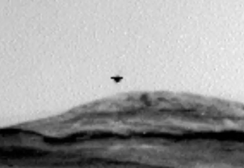 Fotografía de la superficie de Marte, tomada por la NASA en el cráter Gale, que muestra un objeto que ha generado debate sobre un posible OVNI.