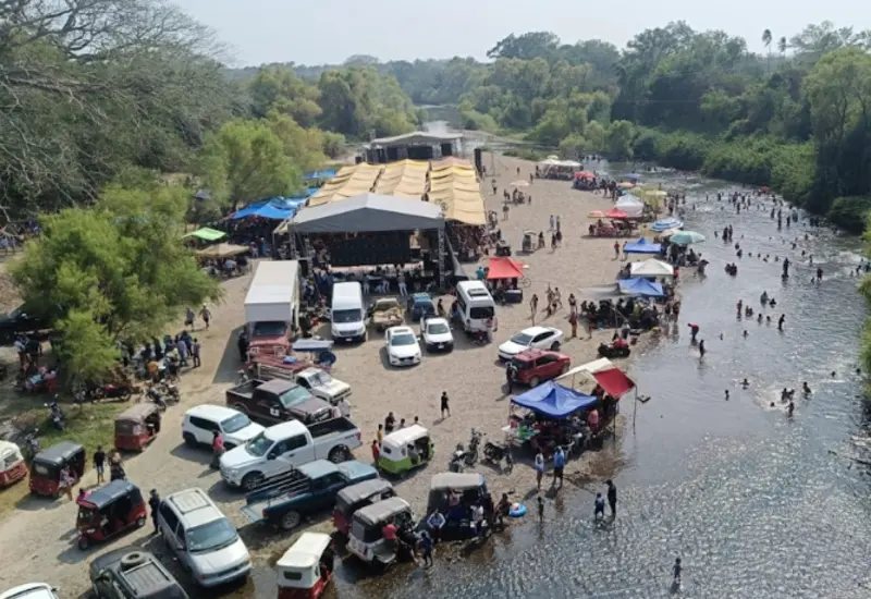 Fieles católicos de la comunidad de Reforma de Pineda reunidos en el Río Ostuta para la celebración de la tradicional Lavada de Ropa.