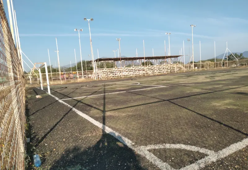 Las canchas, la pista de atletismo y áreas verdes de la unidad deportiva Guiengola muestran un visible estado de deterioro y abandono.