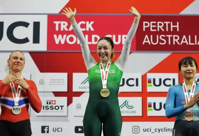 La deportista mexicana Yareli Acevedo celebra en lo más alto del podio tras ganar la medalla de oro en la competencia de Australia.