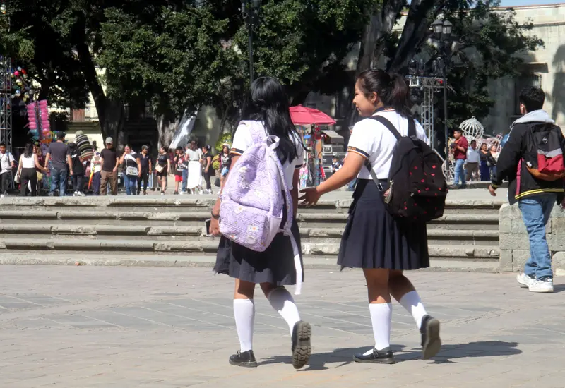 Mientras alumnos celebran su día, miles siguen sin clases por protestas magisteriales