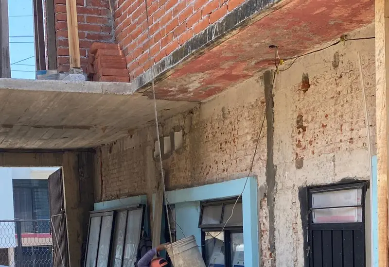 Manos que construyen sueños y levantan nuestra ciudad. 
