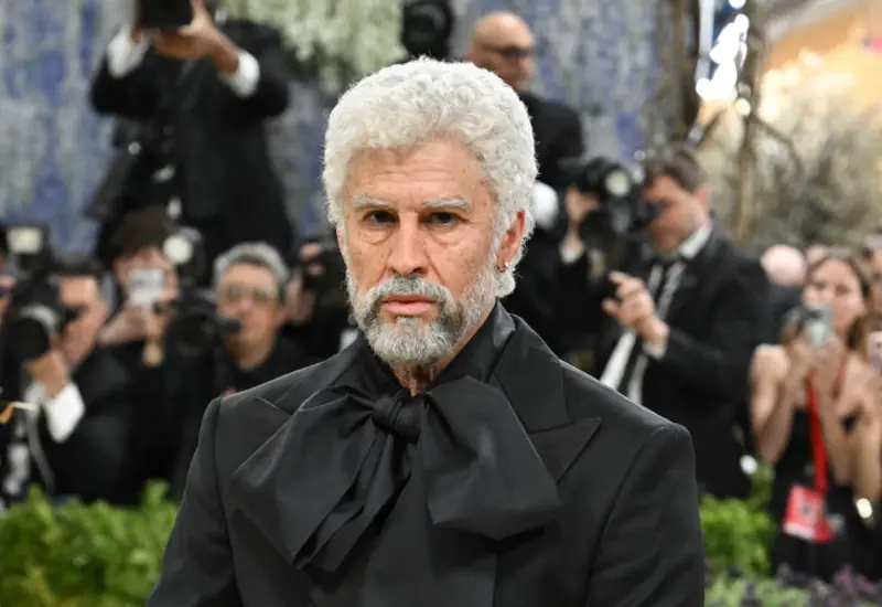 Bad Bunny en la Met Gala con un look de anciano, luciendo canas, arrugas y bastón como una crítica a la industria de la moda.