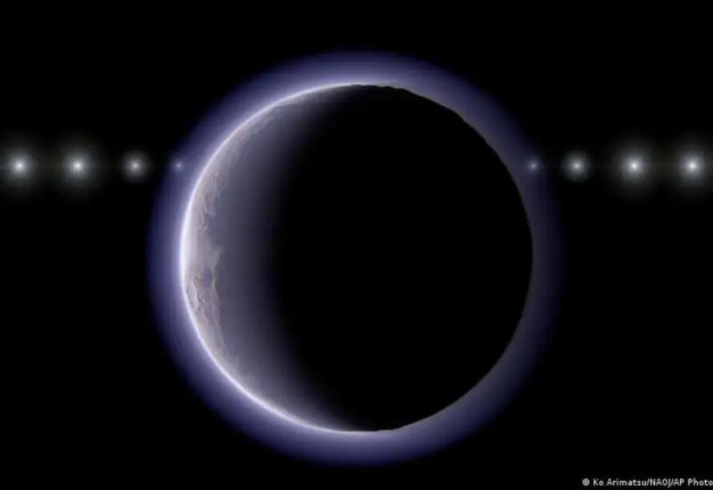 Ilustración artística del planeta enano recién descubierto, un 'mini Plutón' que posee una atmósfera propia muy tenue en la inmensidad del espacio.