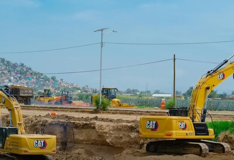 Videos mostraron maquinaria arrojando cascajo al río.