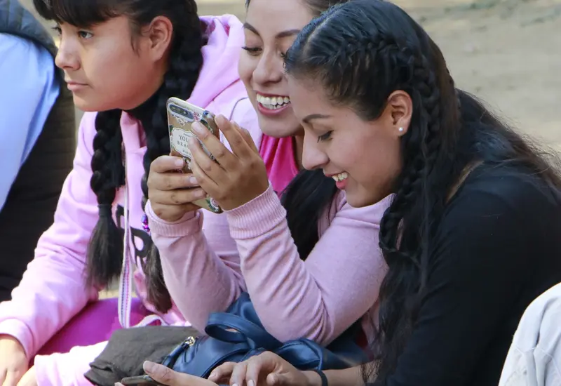 Celulares sí, computadoras no: la brecha digital golpea a Oaxaca.