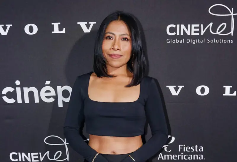 La actriz Yalitza Aparicio posa con su renovada y elegante imagen durante su asistencia al Sundance Film Festival.