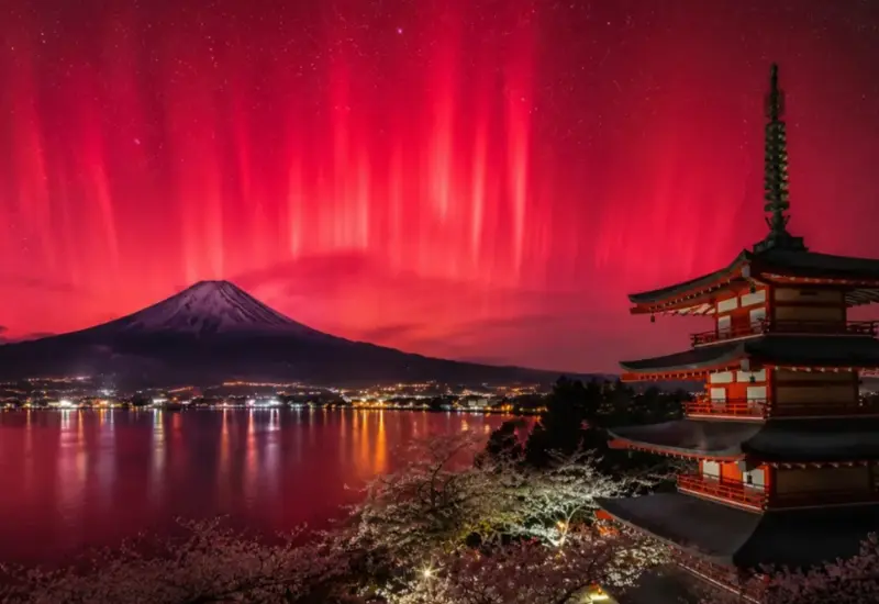 Una extraña aurora ilumina el cielo nocturno sobre Japón, un fenómeno observado a alturas inusuales que podría indicar tormentas solares intensas.