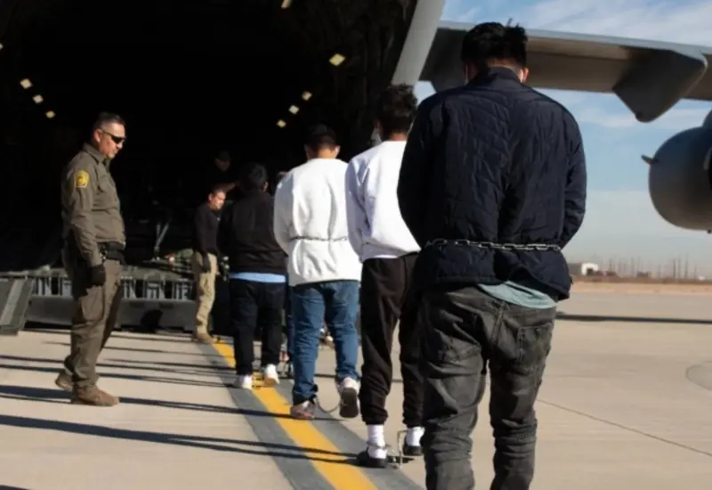 Los migrantes sólo pueden salir bajo estricta supervisión.