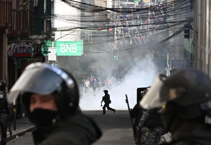  La decisión ocurre en medio de protestas y bloqueos carreteros.