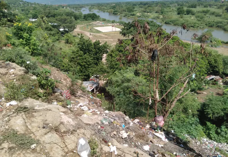La contaminación afecta márgenes del río Tehuantepec.