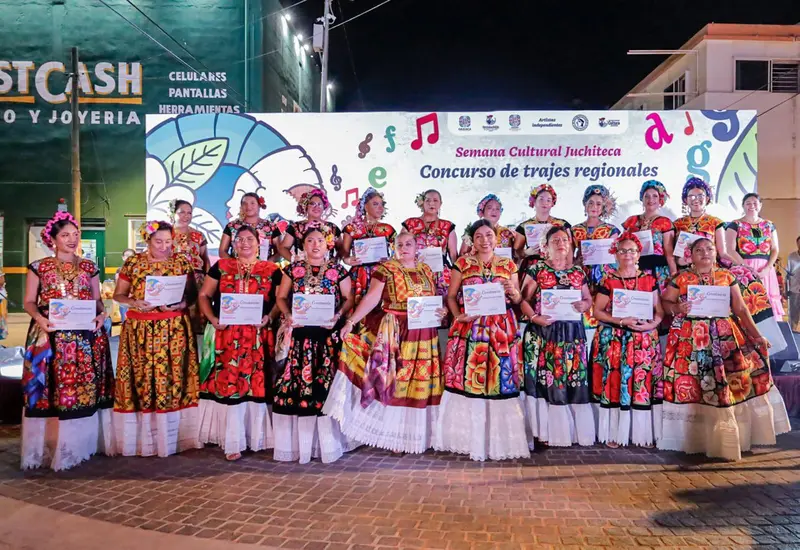 Juchitán reconoce a mujeres que mantienen viva la esencia binnizá. Foto: Amando Orozco