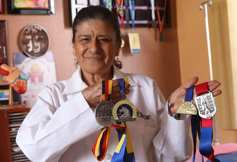 Con sus cuatro medallas de los maratones de clase "Major". 