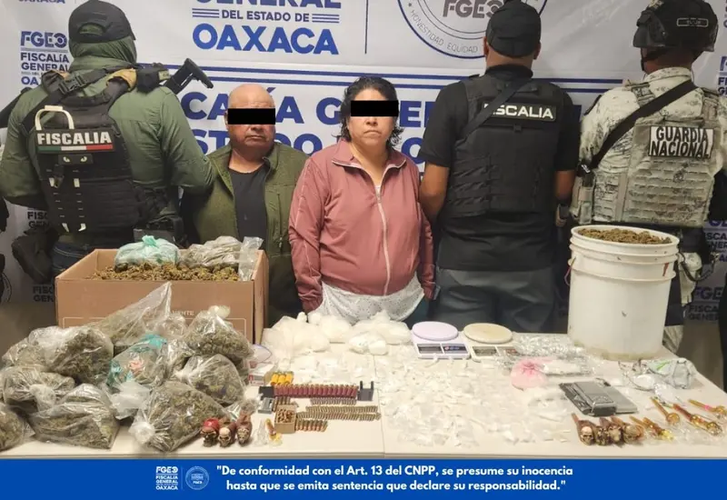 La pareja fue detenida en San Agustín Yatareni al estar en poder de droga y otros objetos prohibidos.