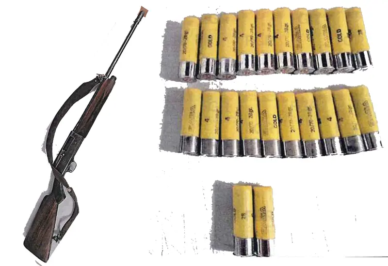 El arma y cartuchos asegurados al detenido.