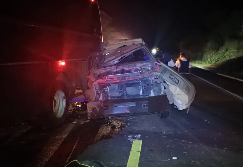 La camioneta de Cometra quedó con daños cuantiosos, mientras que sus dos ocupantes resultan lesionados.