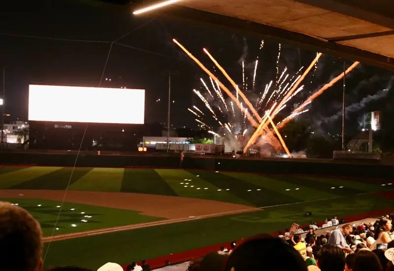 Con fuegos artificiales se anunció la fiesta en el Estadio Yu'Va
