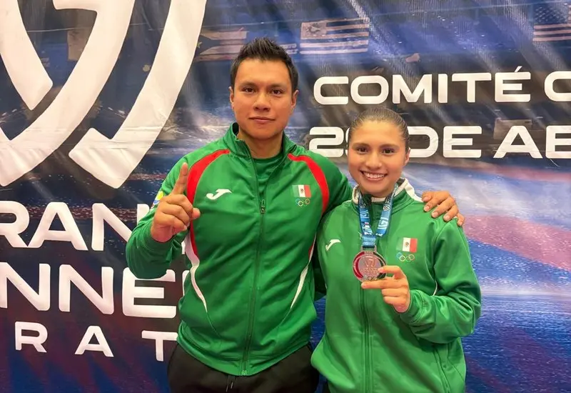 Isabella Avellaneda con el entrenador Fernando Sánchez