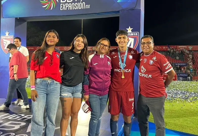 A lado de su gran inspiración y apoyo, sus padres y hermanas también futbolistas