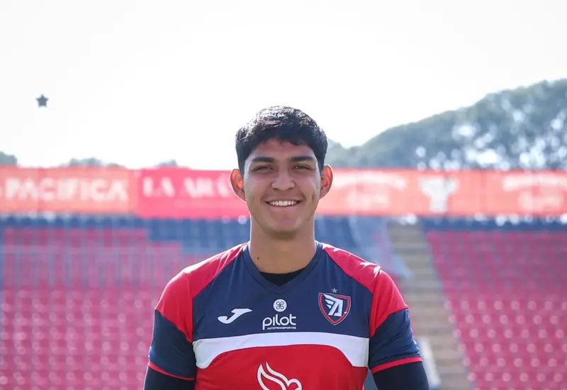 Kenneth González en los últimos movimientos de entrenamiento, para reportar listo para la Final