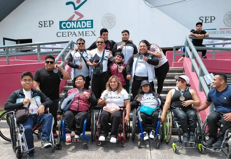Los pesistas oaxaqueños medallistas, en el Centro Paralímpico Mexicano