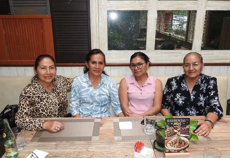 Wilma Castellanos Martínez y Roberta Peralta (al centro) celebraron su cumpleaños en compañía de Laura López Mendoza y Margarita Pichardo. A la vez, el grupo de amigas festejó el Día de la Enfermaría ¡Muchas felicidades!