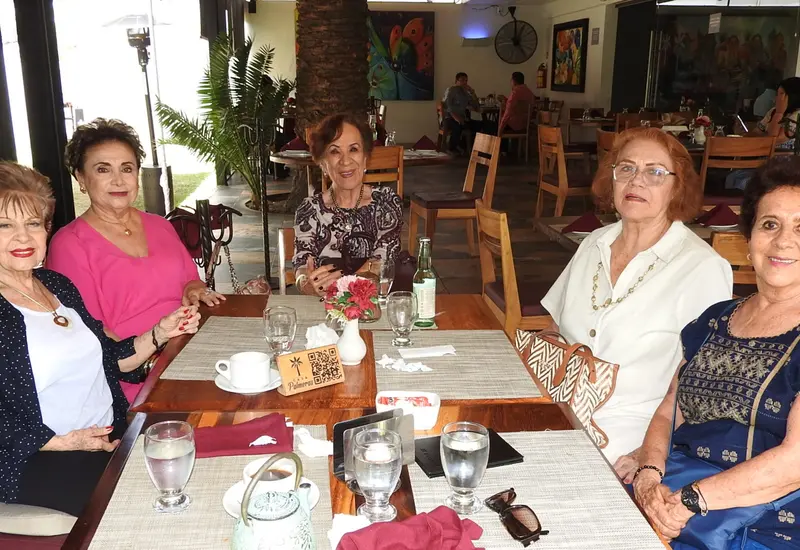 Leonor Ballesteros de Hurtado, Irene Rodríguez de Díaz, Bety Guillén, Conchita Galindo y Bertha Bayona.