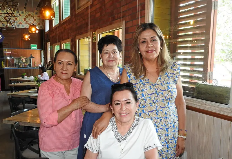 Paty Castillo (sentada) celebró un cumpleaños más, rodeada del cariño de Nayra Domene, Aída Anaya y Laura Avendaño.