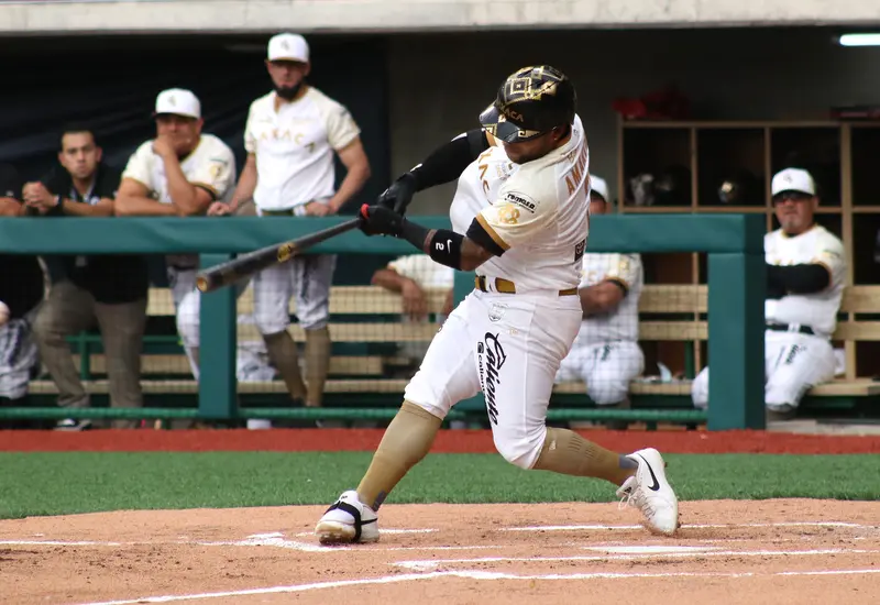 Alexi “El Ninja” Amarista al conectar el primer hit de Guerreros en el nuevo Yu'Va. 